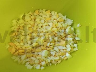 Salotas su rūkytomis vištienos krūtinėlėmis, marinuotais agurkais ir sūriu Žingsnis 1