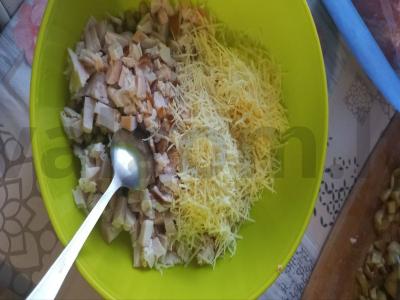 Salotas su rūkytomis vištienos krūtinėlėmis, marinuotais agurkais ir sūriu Žingsnis 4