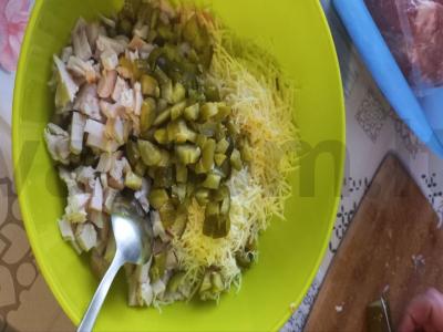 Salotas su rūkytomis vištienos krūtinėlėmis, marinuotais agurkais ir sūriu Žingsnis 5