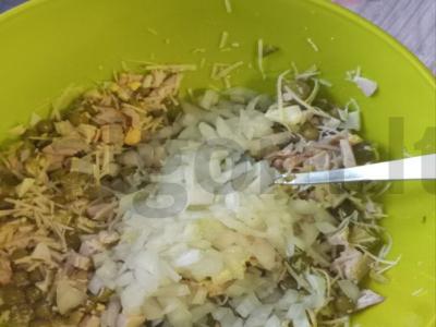 Salotas su rūkytomis vištienos krūtinėlėmis, marinuotais agurkais ir sūriu Žingsnis 6