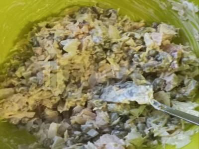 Salotas su rūkytomis vištienos krūtinėlėmis, marinuotais agurkais ir sūriu pagrindine nuotrauka