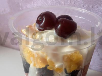 Vaisinis pyragas su varške ir grietinėle pagrindine nuotrauka