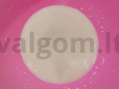 Prieskoniuoti cinamoniniai bandeliai su grietinės ir pieno padažu Žingsnis 1