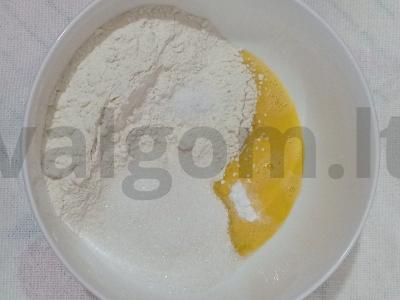 Prieskoniuoti cinamoniniai bandeliai su grietinės ir pieno padažu Žingsnis 2