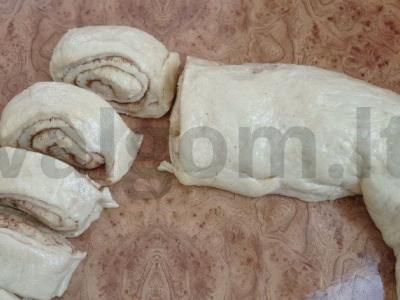 Prieskoniuoti cinamoniniai bandeliai su grietinės ir pieno padažu Žingsnis 3