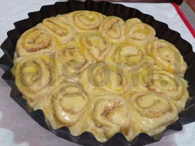 Prieskoniuoti cinamoniniai bandeliai su grietinės ir pieno padažu Žingsnis 4