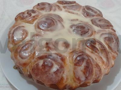 Prieskoniuoti cinamoniniai bandeliai su grietinės ir pieno padažu pagrindine nuotrauka