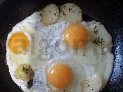 Sotūs kaimiškas omletas su raudonuoju bulviu Žingsnis 4