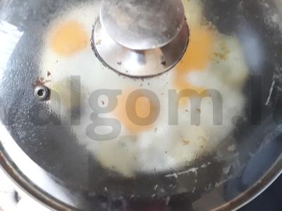 Sotūs kaimiškas omletas su raudonuoju bulviu Žingsnis 5