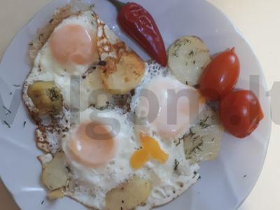 Sotūs kaimiškas omletas su raudonuoju bulviu pagrindine nuotrauka