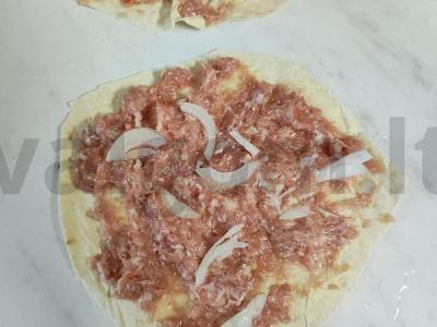 Tortilija iš lavašo su mėsos faršu ir marinuotais imbierais Žingsnis 2