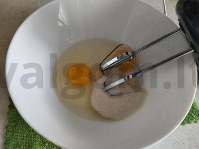 Šokoladinis tortas su vyšniomis ant keptuvės Žingsnis 1