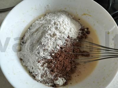 Šokoladinis tortas su vyšniomis ant keptuvės Žingsnis 3