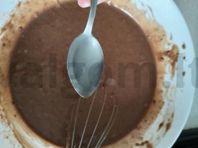 Šokoladinis tortas su vyšniomis ant keptuvės Žingsnis 4