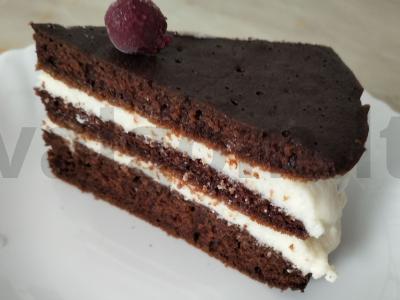 Šokoladinis tortas su vyšniomis ant keptuvės pagrindine nuotrauka