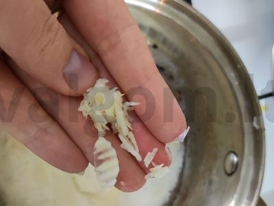 Sūrio padažas su česnaku ir žolelėmis Žingsnis 3