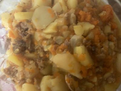 Bulvės su troškiniu lėtoje viryklėje pagrindine nuotrauka