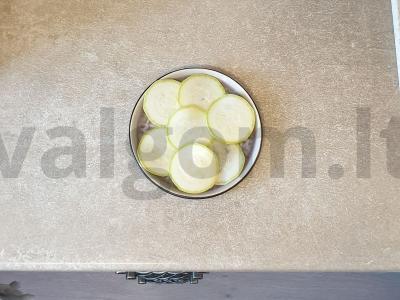 Pica su vyšniniais pomidorais ir cukinija Žingsnis 3