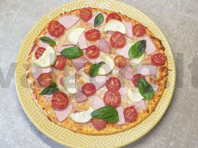 Pica su vyšniniais pomidorais ir cukinija pagrindine nuotrauka