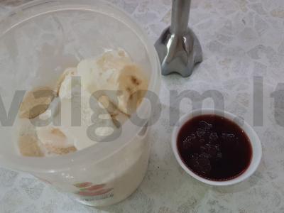 Pieninis kokteilis su bananais ir braškėmis Žingsnis 1