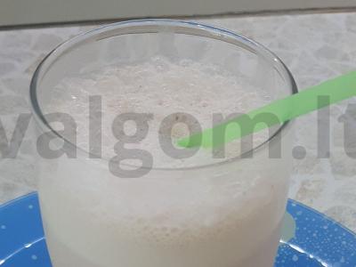 Pieninis kokteilis su bananais ir braškėmis Žingsnis 2