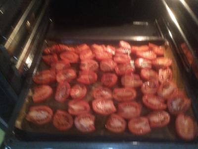 Skaniausi džiovinti pomidorai su prieskoniais Žingsnis 1