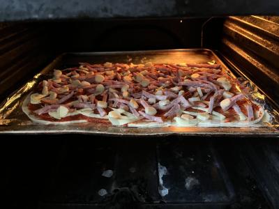 Neįtikėtinai skani pica su kepta sūrio suluguni plutele Žingsnis 7