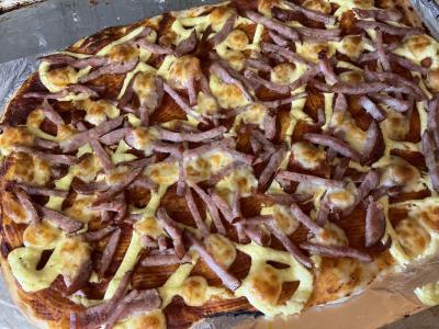 Neįtikėtinai skani pica su kepta sūrio suluguni plutele pagrindine nuotrauka