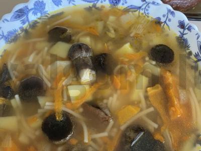 Vegetariškas grybų sriuba su voveraitėmis pagrindine nuotrauka