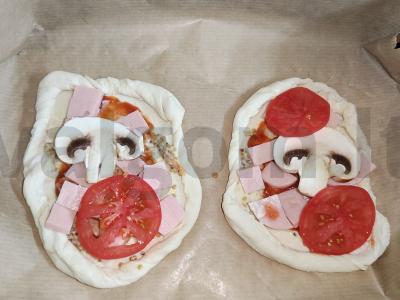 Mini pica ant sluoksniuoto tešlos su kumpiu ir dižono garstyčiomis Žingsnis 5