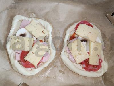 Mini pica ant sluoksniuoto tešlos su kumpiu ir dižono garstyčiomis Žingsnis 6