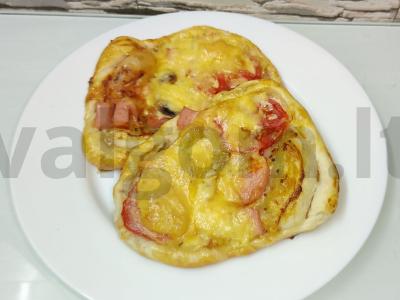 Mini pica ant sluoksniuoto tešlos su kumpiu ir dižono garstyčiomis pagrindine nuotrauka