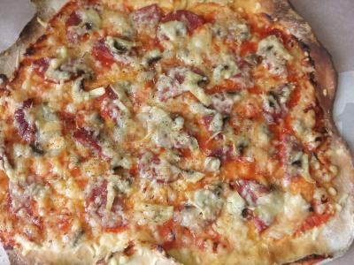 Greita pica ant plono tešlos pagrindine nuotrauka