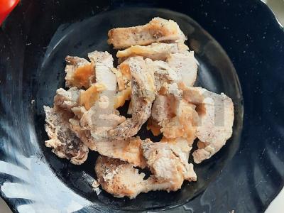 Šiltas salotas su vištienos krūtinėle, pomidoru, sūriu ir petražolėmis Žingsnis 1