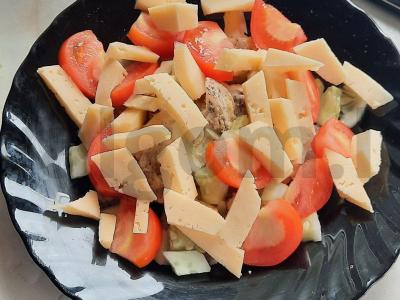 Šiltas salotas su vištienos krūtinėle, pomidoru, sūriu ir petražolėmis Žingsnis 4