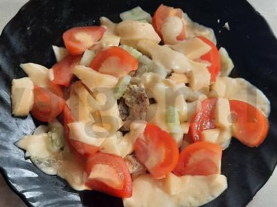 Šiltas salotas su vištienos krūtinėle, pomidoru, sūriu ir petražolėmis Žingsnis 5