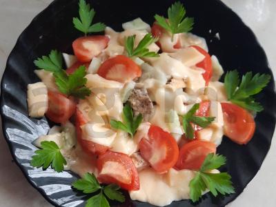 Šiltas salotas su vištienos krūtinėle, pomidoru, sūriu ir petražolėmis pagrindine nuotrauka