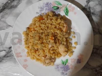 Bulguro plovas su vištiena pagrindine nuotrauka