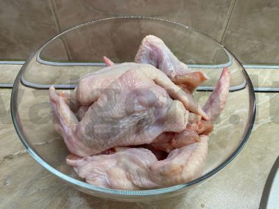 Vištienos sparneliai austrių padaže Žingsnis 1