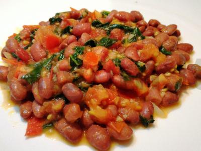 Raudona pupelė su pomidorais ir špinatais pagrindine nuotrauka