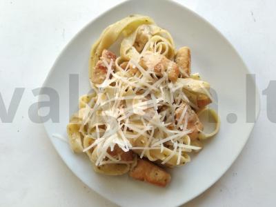 Makaronai su lašiša grietinėlės padaže su pesto pagrindine nuotrauka