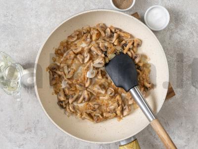 Kepta kiauliena su grybais ir sūriu puoduose Žingsnis 1