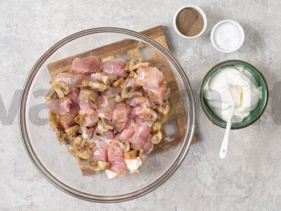 Kepta kiauliena su grybais ir sūriu puoduose Žingsnis 2