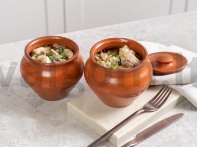 Kepta kiauliena su grybais ir sūriu puoduose pagrindine nuotrauka