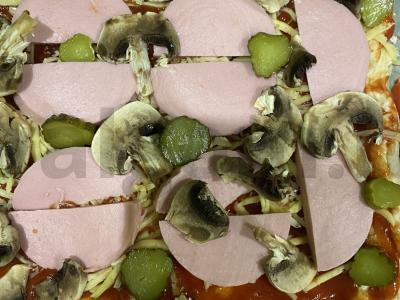 Pica su dešra ir marinuotais agurkėliais per 30 minučių Žingsnis 2