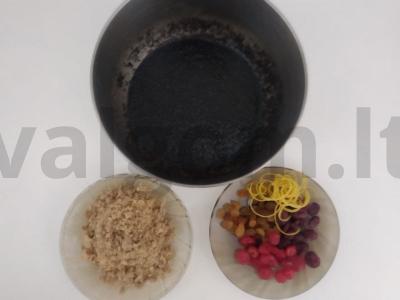 Vegetariškas ritinys su aguonomis, graikiniais riešutais ir džiovintais vaisiais Žingsnis 2