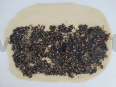 Vegetariškas ritinys su aguonomis, graikiniais riešutais ir džiovintais vaisiais Žingsnis 3