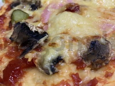 Pica su dešra ir marinuotais agurkėliais per 30 minučių pagrindine nuotrauka