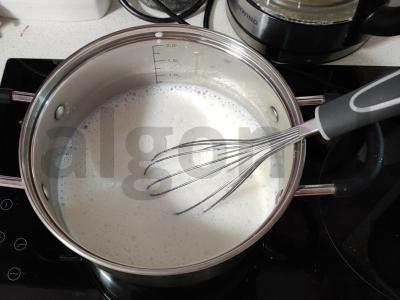 Banano sūrio pyragas su braškėmis be kepimo Žingsnis 3