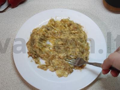 Banano sūrio pyragas su braškėmis be kepimo Žingsnis 4